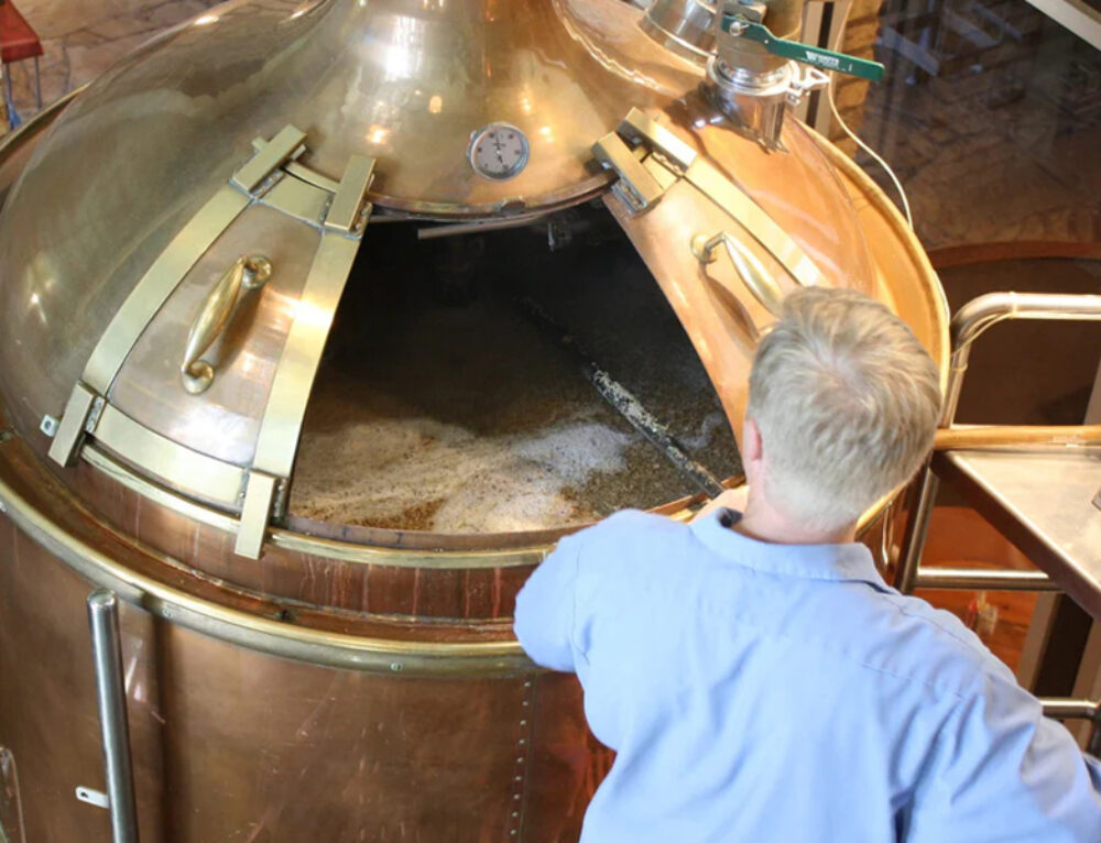 Components of a distillation tower and the distillation process ...