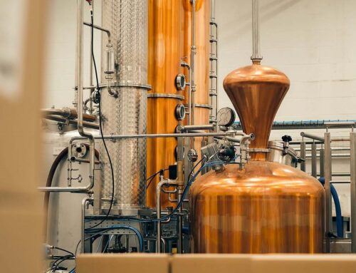 Comment le gin est-il fabriqué et quel est le rôle de l'équipement de distillation ?